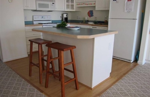 Emerald Isle Condo | Sunny, ocean view, open weeks