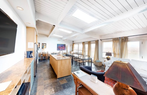 Gearhart Condo | Sunny Oceanfront Condo w/Great Views & Amazing Beach Access