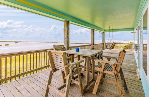 Galveston House | Sunny oceanfront home with enclosed yard, full kitchen, & washer/dryer