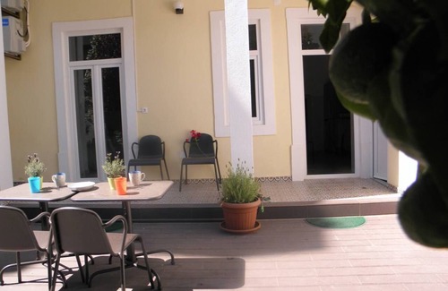 Penha de Franca Apartment | Sunny orange garden apartment in central Lisbon