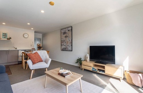 Mount Albert Apartment | Sunny Pied-à-Terre w Courtyard, Study & Carpark