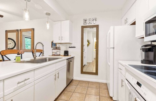 Table Rock Apartment | Sunny Pointe! Fireplace, Pool, Pickleball, Gym
