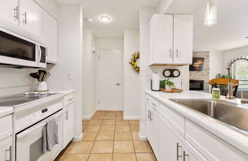 Table Rock Apartment | Sunny Pointe! Fireplace, Pool, Pickleball, Gym