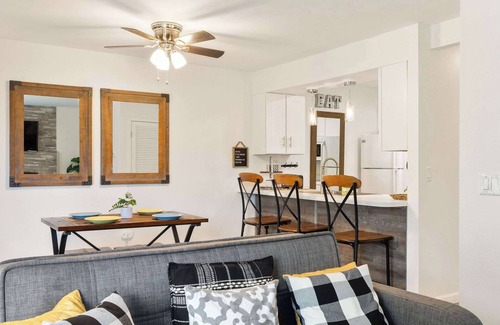 Table Rock Apartment | Sunny Pointe! Fireplace, Pool, Pickleball, Gym