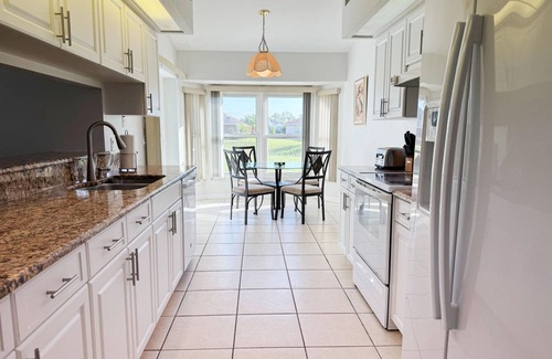Broadmoor House | Sunny Pool Villa – Bikes, Beaches & Golf