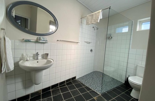 Milnerton Cottage | Sunny private one bedroom cottage with cozy fireplace,10km from CBD & waterfront