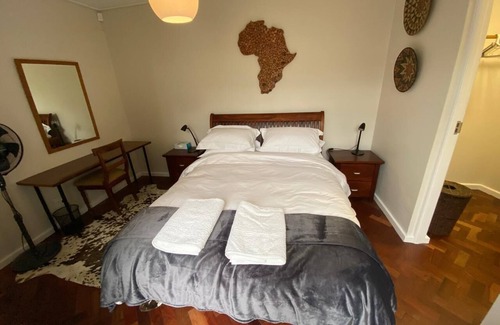 Milnerton Cottage | Sunny private one bedroom cottage with cozy fireplace,10km from CBD & waterfront