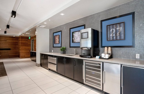 Centennial Apartment | Sunny Redwood City 2BR w/W/D, Pool, BBQ, walk to Caltrain, by Blueground
