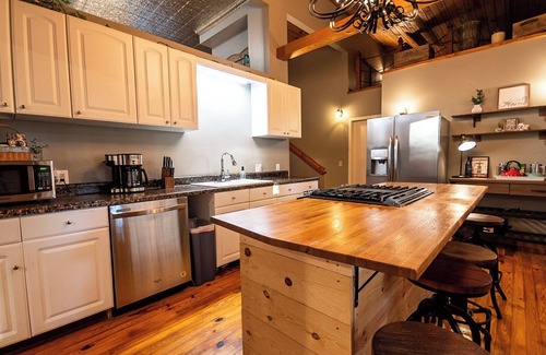 Sylvan Shores Cabin | Sunny Ridge Hideaway Forest Cabin. Eureka Springs-Lake Area of Beaver Lake