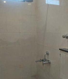 Bhopal House | Sunny Rooftop Escape, Ensuite & Privacy