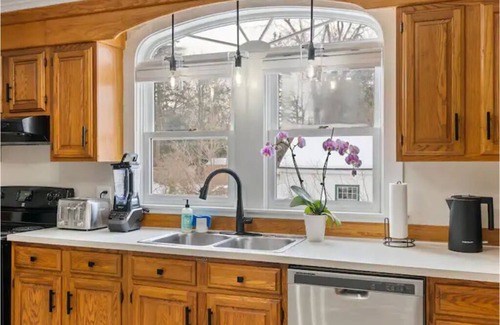 Southern Coast Apartment | Sunny Saco minutes from downtown and beach