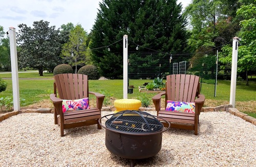 Athens House | Sunny Secret Garden Getaway - a private guest suite w/fire pit - 7 mi to UGA!
