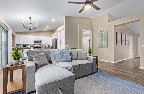 East Mesa House | Sunny Serenity: Mesa Masterpiece