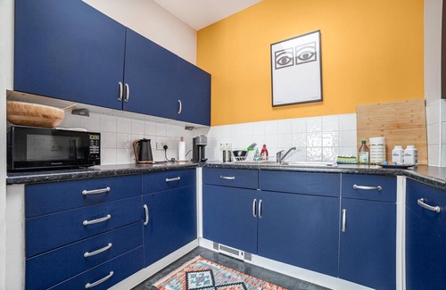 Haggerston Apartment | Sunny Shoreditch Oasis: Canal Views & Urban Charm