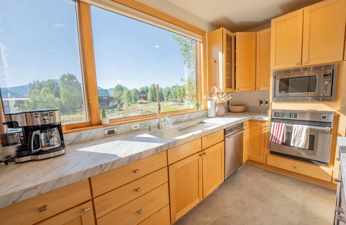 Crested Butte House | Sunny Skyland Home w/Hot Tub and Garage Apartment! On the golf course!