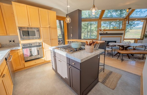 Crested Butte House | Sunny Skyland Home w/Hot Tub and Garage Apartment! On the golf course!