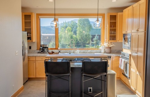 Crested Butte House | Sunny Skyland Home w/Hot Tub and Garage Apartment! On the golf course!