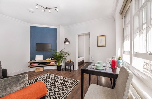 Soho Apartment | Sunny Soho Carnaby Home | Quiet street 20 sec to shops | Parking