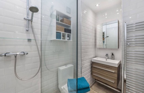 Soho Apartment | Sunny Soho Carnaby Home | Quiet street 20 sec to shops | Parking