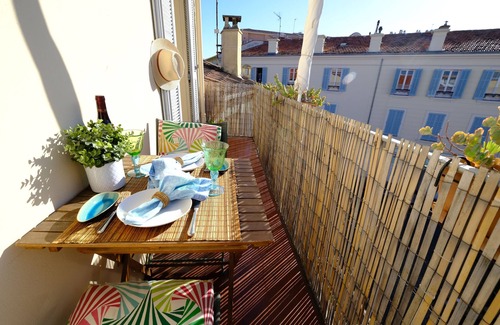 Antibes Old Town Apartment | Sunny, South facing apartment Antibes Old Town, 2 Balconies, fully air condition