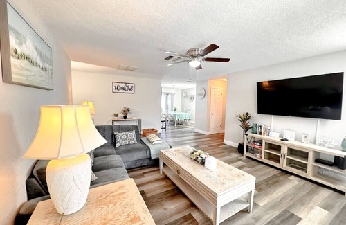 Walsingham House | Sunny Spacious 4BR Villa w Pool Comfort