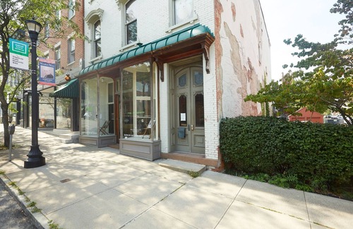 Hudson Apartment | Sunny, Spacious & Central: Top Hat