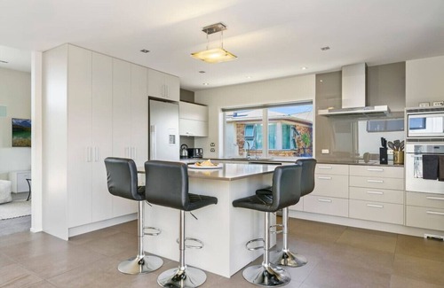 Mount Maunganui House | Sunny & Spacious Beach Villa