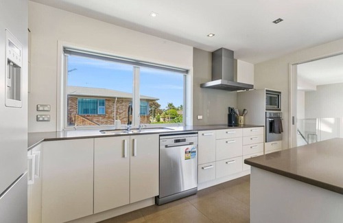 Mount Maunganui House | Sunny & Spacious Beach Villa