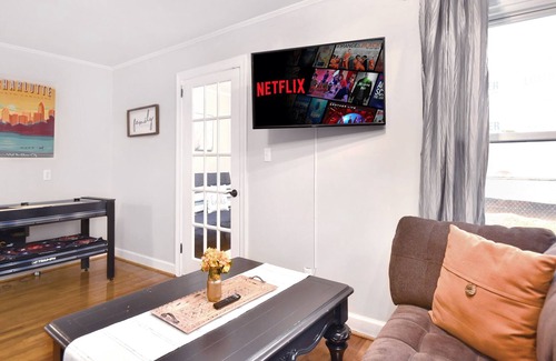 Biddleville House | Sunny Stay, Uptown Charlotte