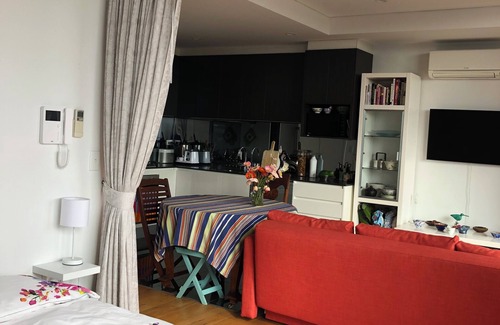 Rosebery Apartment | Sunny studio apartment with city views in Sydney. Peaceful and central.