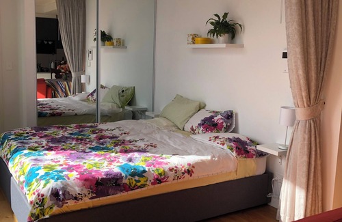 Rosebery Apartment | Sunny studio apartment with city views in Sydney. Peaceful and central.
