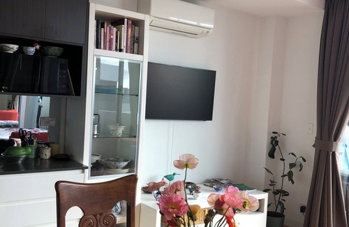 Rosebery Apartment | Sunny studio apartment with city views in Sydney. Peaceful and central.