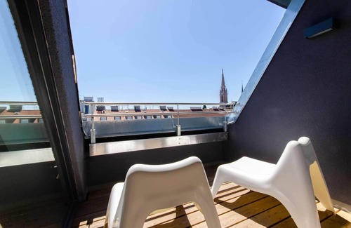Weißgerber Apartment | Sunny & Stylish | 5★ Location, ♛ King Bed, Balcony