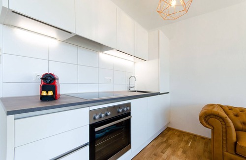 Leopoldstadt Apartment | Sunny & Stylish | 5★ Location, ♛ King Bed, Balcony