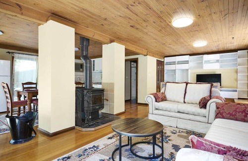 Pascoe Vale House | Sunny Suburbia Retreat: Decked Out for Fun