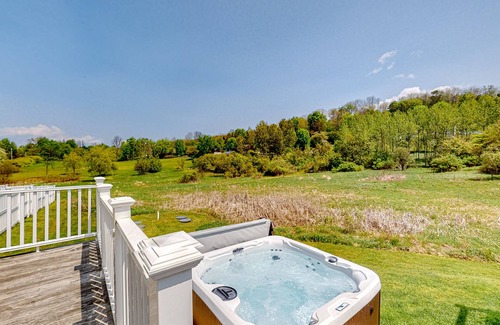 Waterbury Center Apartment | Sunny suite in a 1790s farmhouse with shared hot tub & deck - near bike/hike/ski