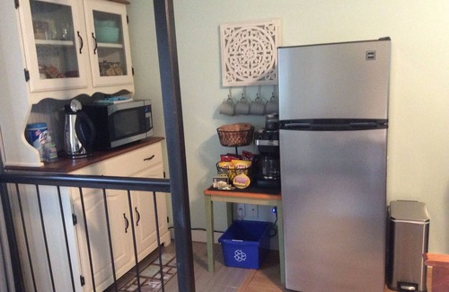 Courtenay Apartment | Sunny suite near the ocean! Private entrance, fireplace, king size bed.