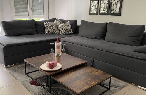 Neustadt Apartment | Sunny terrace apartment in the center with underground parking space and Netflix.