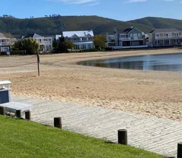 Knysna Apartment | Sunny Thesen Islands Cottage