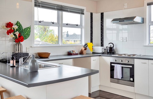 Pakuranga Heights House | Sunny Three Bedroom Delight Upper Level