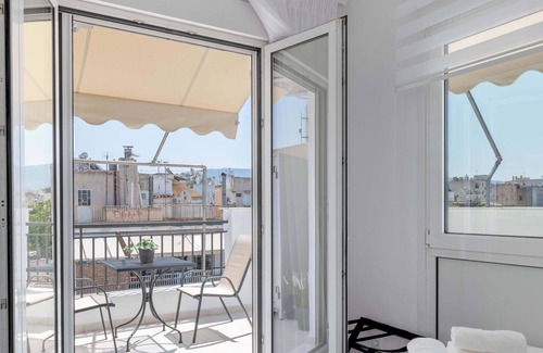 Kypseli Apartment | Sunny Topfloor Studio with amazing City-View