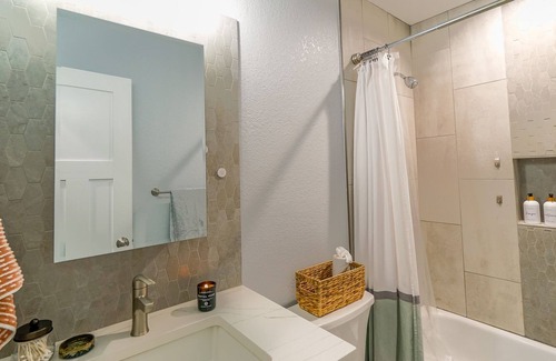 Glenwood Grove - North Iris House | Sunny Townhouse 2miles to Pearl St.