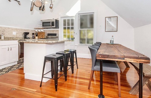 Dorchester House | Sunny Treetop Getaway | Near T