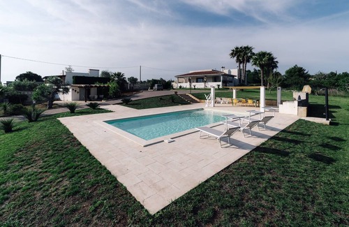 Parabita House | Sunny Villa by Vivimy