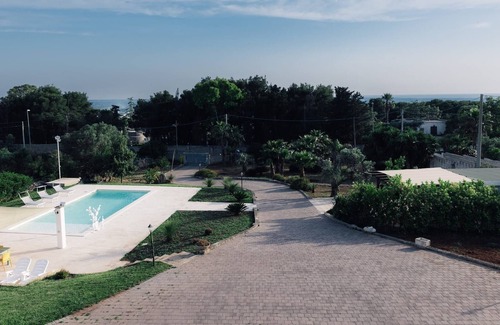 Parabita House | Sunny Villa by Vivimy