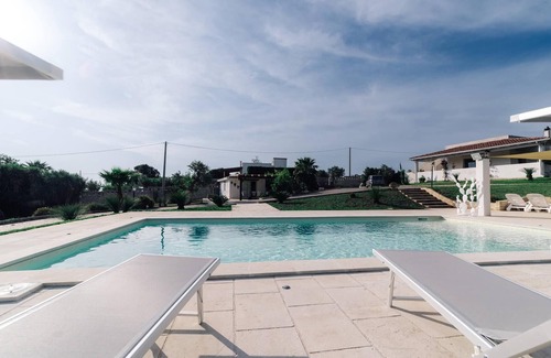 Parabita House | Sunny Villa by Vivimy