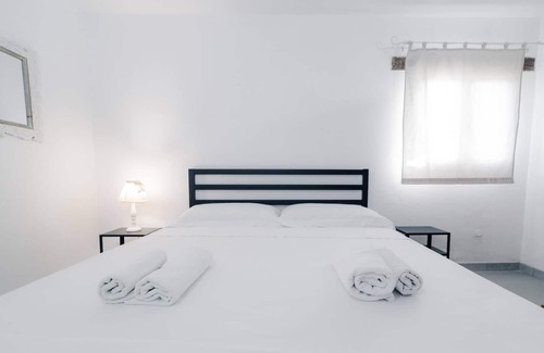 Parabita House | Sunny Villa by Vivimy