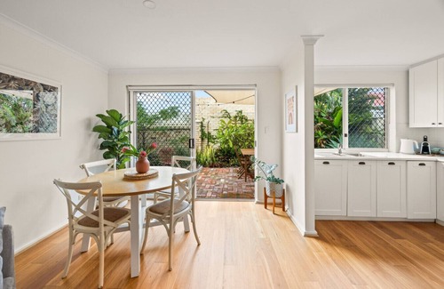 Beaconsfield Apartment | Sunny Villa - modern, courtyard, five mins to Freo