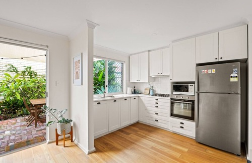Beaconsfield Apartment | Sunny Villa - modern, courtyard, five mins to Freo