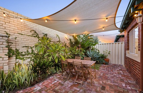 Beaconsfield Apartment | Sunny Villa - modern, courtyard, five mins to Freo